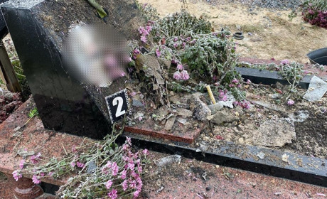 На Сарненщиня розшукують вандалів, які розтрощили надгробки на кладовищі