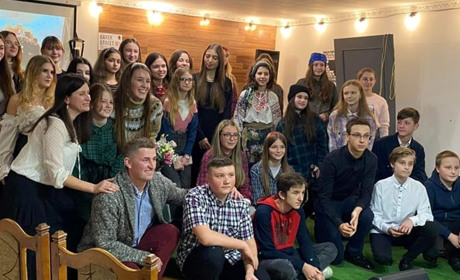 Англомовна вистава та співи: у Рахові відбувся вечір талантів