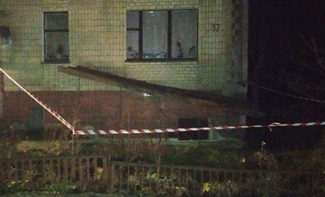 У Старокостянтинові у підвалі багатоповерхівки виявили тіло жінки