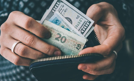 Долар виріс на 8 копійок, євро перевалило за 30 гривень: курс НБУ