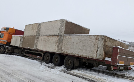 Поблизу Сарн вантажівку занесло в кювет — витягнув небайдужий водій