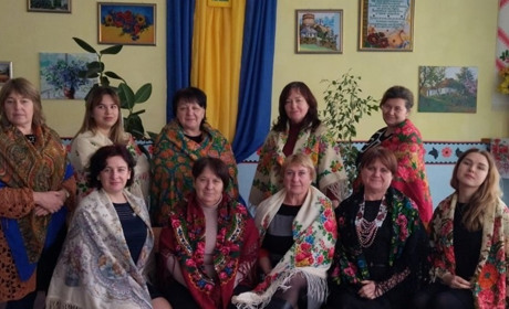 Як у Нижніх Торгаях свято української хустки відзначили, ще й флешмоб з хустками влаштували (фото)
