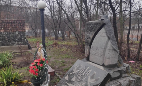 Вандали сплюндрували меморіальний сквер у Первомайську. Оновлено