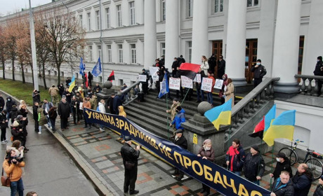 Полтавці зібралися на акцію протесту через проросійські висловлювання міського голови