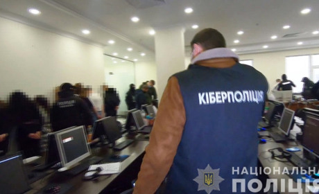 Кіберполіція викрила в Одесі два call-центри, які виманювали у людей гроші з їх рахунків