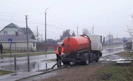 Місто під дощем: вулиці Сарн затопило водою