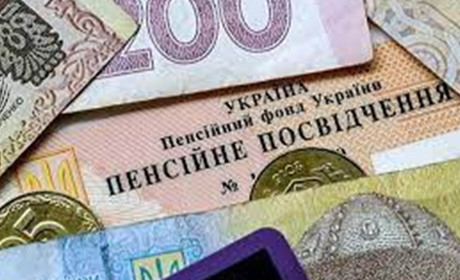 Маніпуляції про пенсії: навіщо постійно нагадувати українцям про їх відміну