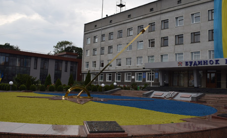 Школярі у Будинку рад: урок самоврядування у кабінеті мера