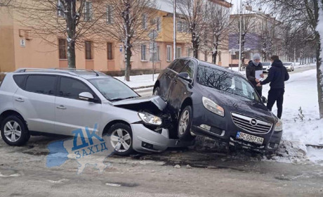 Чергова аварія на сумнозвісному перехресті вулиць Винниченка і Чорновола. Знак «Стоп»? Ні, не чув!