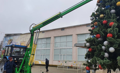 На центральній площі Троїцького встановили новорічну ялинку