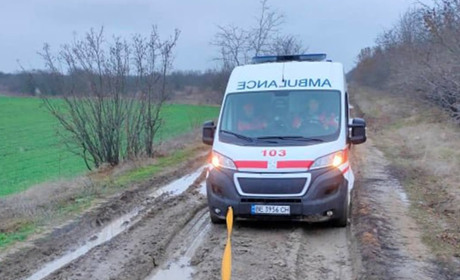 На Миколаївщині рятувальники витягли із багнюки швидку: їхали до породіллі