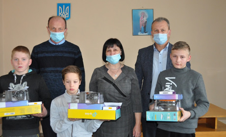 Онлайн освіта: завдяки Програмі розвитку ООН діти Новицької громади отримали 20 планшетів