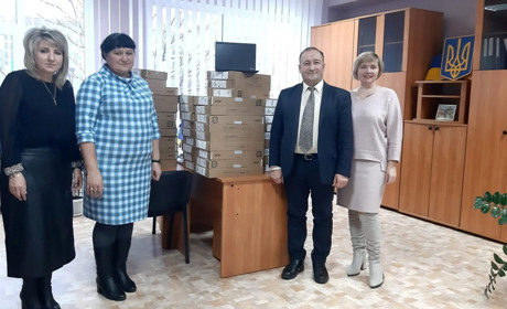 У Нетішині вчителі отримали 84 ноутбуки: їх розподілили по школах