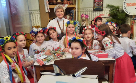 Вихованці ансамблю "Любисток" виступили в ролі помічників Святого Миколая