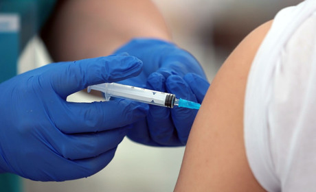 Медиків, працівників органів місцевого самоврядування, комунальних установ зобов’язали вакцинуватися