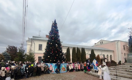 Сяяли дитячі посмішки і новорічна ялинка: 19 грудня, на Миколая, в Кіцмані відбулося свято