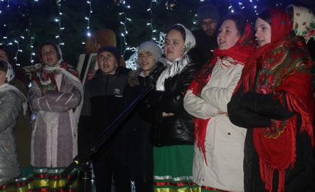 В Барі відбулося урочисте відкриття новорічної ялинки. Був концерт та подарунки