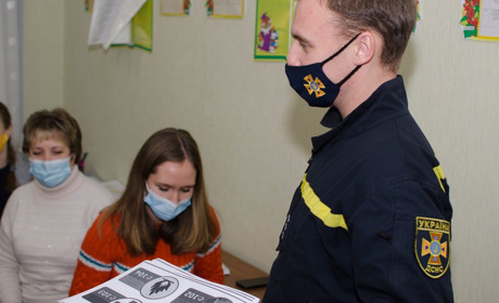 Конотопські рятувальники нагадали конотопцям правила безпеки під час новорічних свят