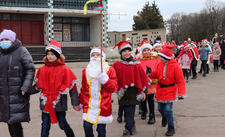 Вулицями Нижніх Сірогоз пройшов парад Миколайчиків