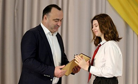 Одинадцятикласниця зі Старокостянтинова отримала премію ОДА