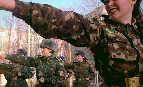 Жінкам більшості поширених професій доведеться стати на військовий облік