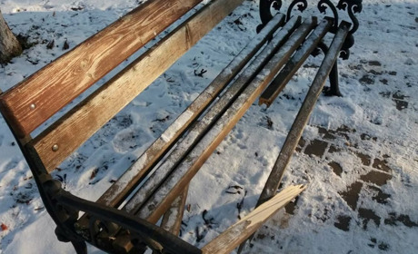 По вулиці Свободи психічно хворий чоловік потрощив лавочки