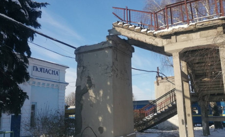 Пешеходного моста на станции Попасная больше нет: с чем это связано и что будет дальше