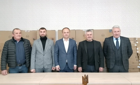299 ноутбуків отримали освітяни Генічеського району: як розподілили нові гаджети між громадами