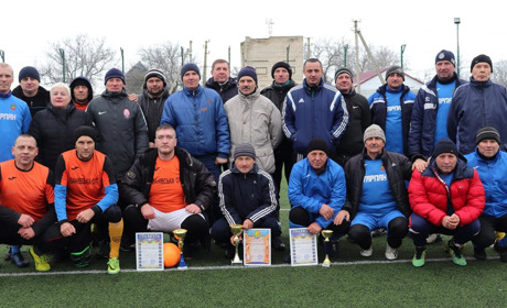 У Нижніх Сірогозах пройшов новорічний турнір з мініфутболу: за кубок змагалися 3 команди ветеранів