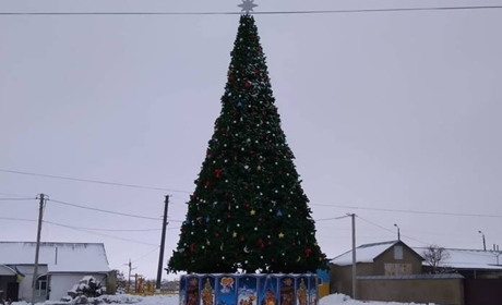 Раз! Два! Три! Ялинонько, світи! Як виглядають головні ялинки у містах Хмельниччини? Фото