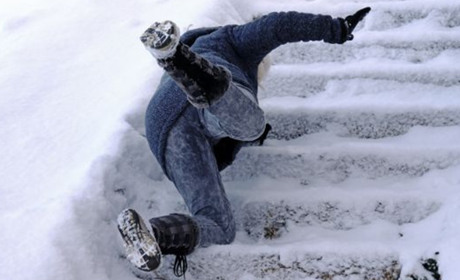 Поради юриста: як отримати компенсацію за травму на ожеледиці?