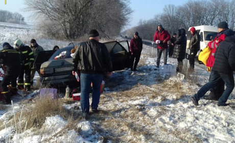 Потрійна ДТП на Чернігівщині. Водії та пасажири в лікарні. З машин їх діставали рятувальники