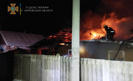 Горіли будинок, гараж і авто: у Лозовій рятувальники кілька годин гасили вогонь у приватному будинку
