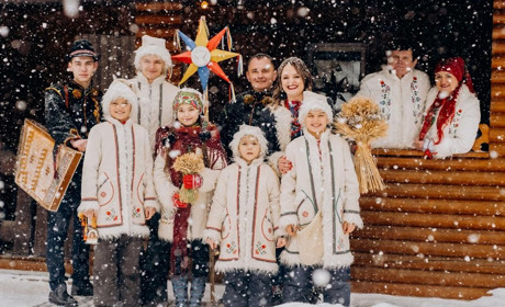 Прикарпатська співачка презентувала родинний відеокліп «Колядує наша родина»