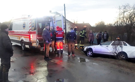 Аварія в Сарненському районі: двоє людей застрягли у понівеченому авто