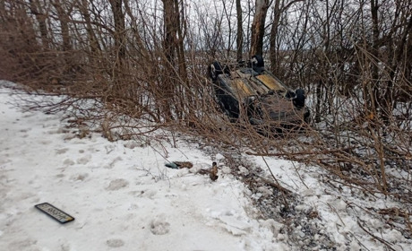У Волноваському районі автомобіль злетів з дороги та перекинувся на дах: фото