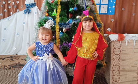 Вихованці дитсадка “Ромашка” на новорічні свята спілкувалися з казковими героями