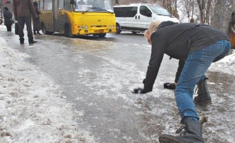 Ковзанка на тротурах: як вберегтися від травмування під час ожеледиці