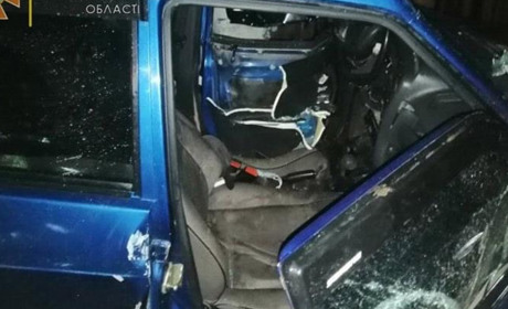 Водій легковика в‘їхав в електроопору. Він вижив, але з авто діставали його рятувальники