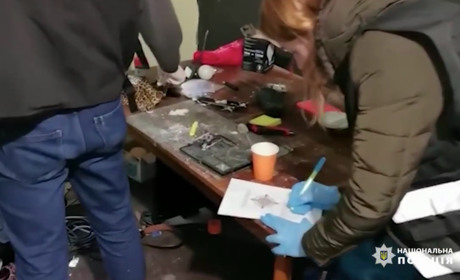 Чернігівець у своїй квартирі виготовляв наркотики. В його помешканні поліцейські провели обшуки