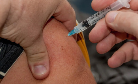 В Україні вводять бустерну дозу вакцини проти COVID-19: кому та як треба зробити додаткове щеплення