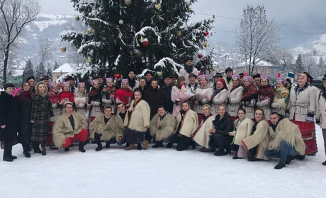 Голосисто і завзято: у Рахові виступив Закарпатський народний хор