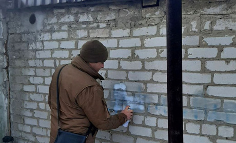 Співробітники муніципальної служби правопорядку знищують небезпечні написи