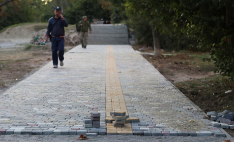 Хто виконає технічний нагляд за виконанням робіт з ремонту тротуару вздовж СШ № 3