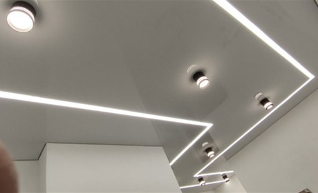 Установка недорогих натяжных потолков без потери качества