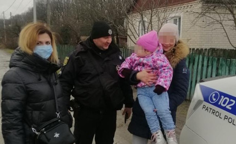 На Звягельщині поліцейські допомогли жінці повернути дитину