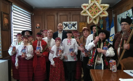 Підопічні геріатричного пансіонату заколядували керівництву області та міста