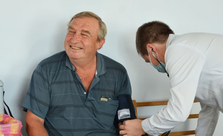 З 1 лютого не вакцинованих медиків, комунальників та місцевих урядовців відсторонять від роботи