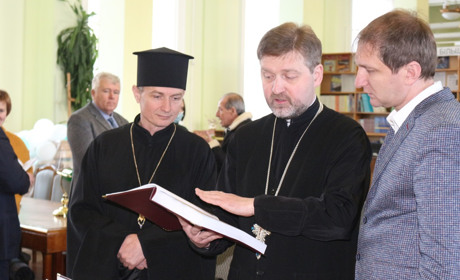 У Старокостянтинів привезли факсимільне видання Костянтинівської Кормчої 1599 року