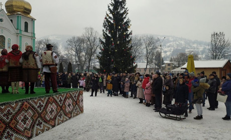 Рахівська громада колядує: у місті відбувся перший фестиваль зимового фольклору